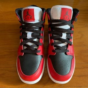 Air Jordan 1 Mid Chicago Black Toe